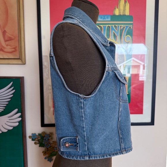 Super cute Vintage 90s Classic light wash denim vest 💙 - Picture 3 of 7